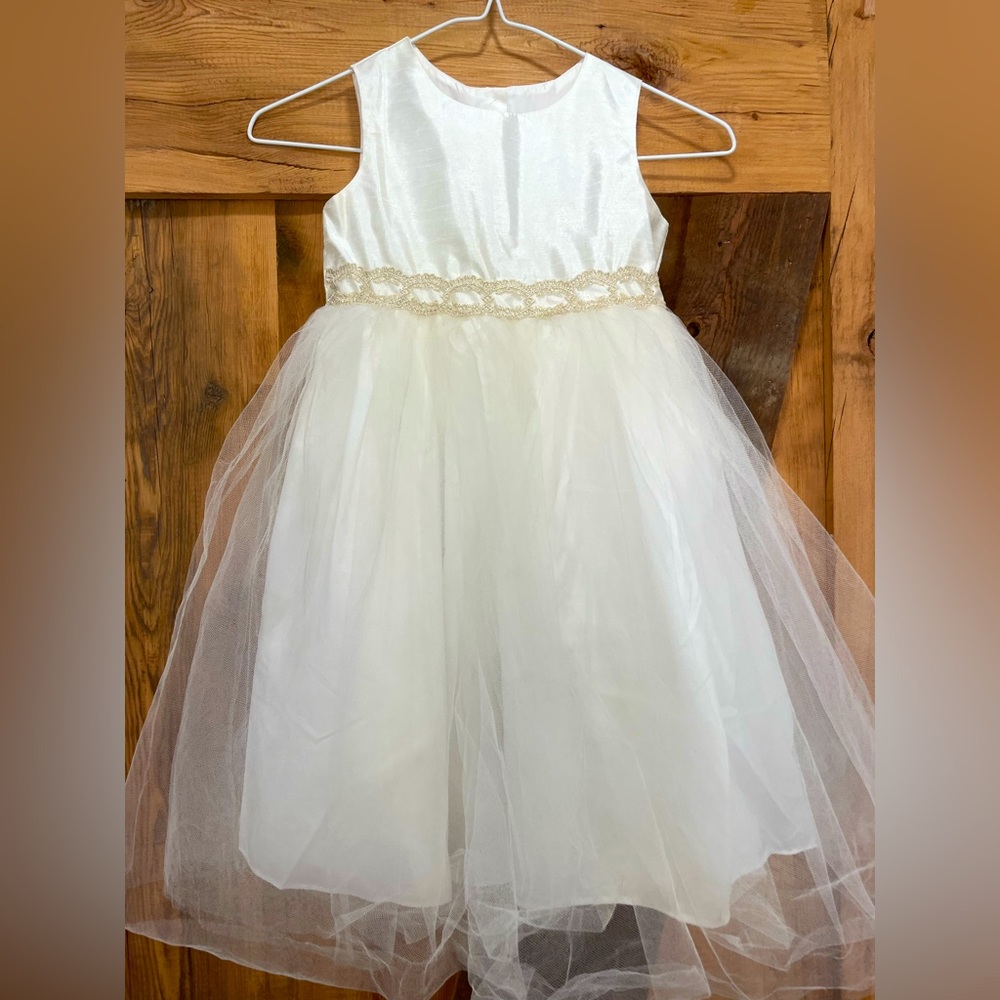 White Girl Dress Size 5 fits 3-5 .Perfect Conditions.